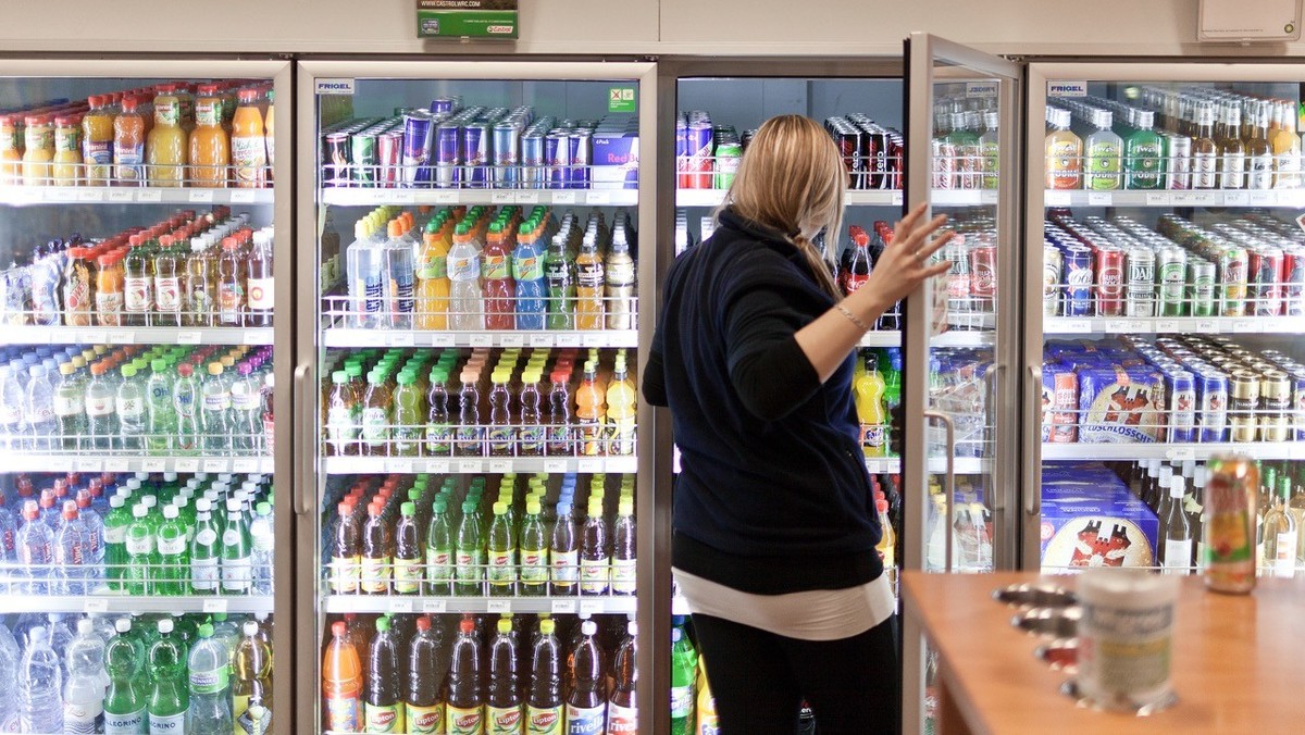 A customer helps herself to a drink from a shelf in the shop at the BP gas station in Oftringen in the canton of Aargau, Switzerland, pictured on November 4, 2010. (KEYSTONE/Gaetan Bally)

Eine Kundin ...