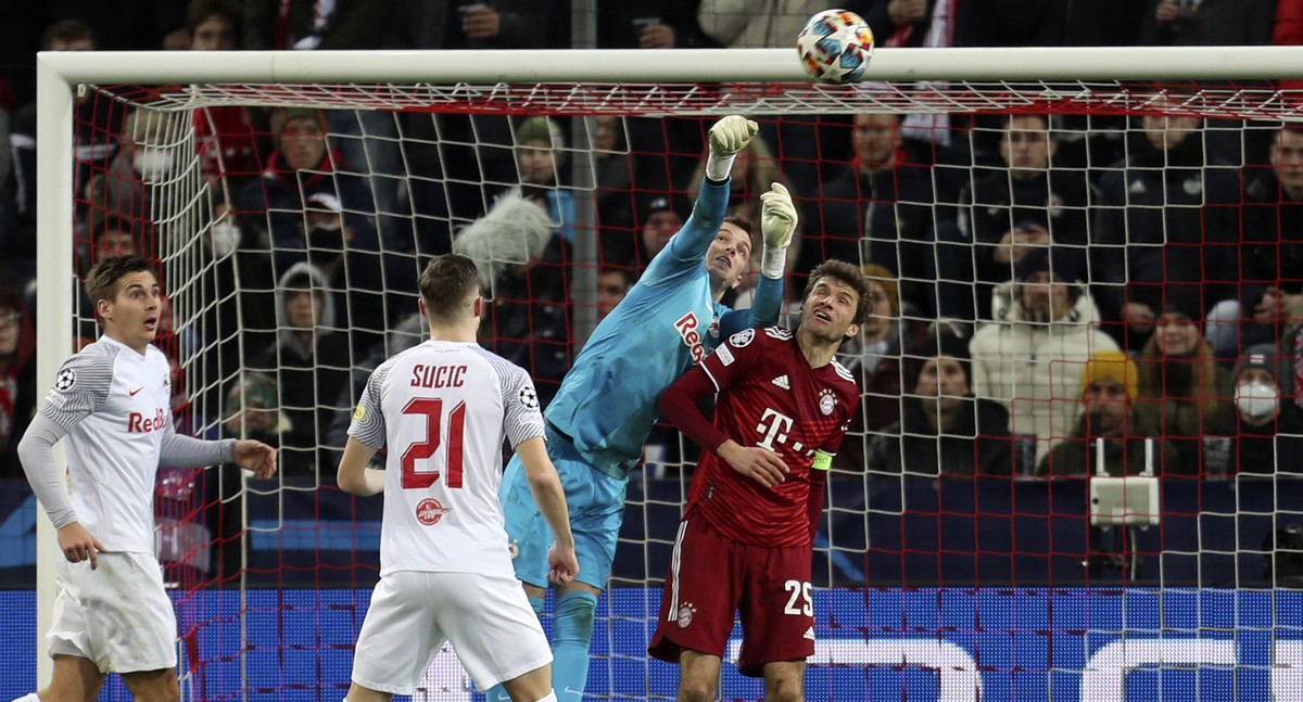 Salzburg's goalkeeper Philipp Koehn, second right, makes a save in front of Bayern's Thomas Mueller, right, during the Champions League, round of 16, first leg soccer match between Salzburg  ...