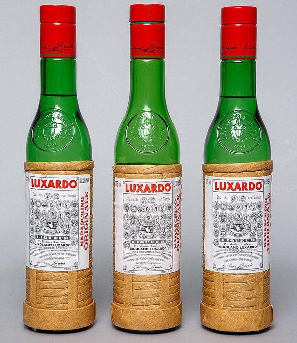 maraschino luxardo flaschen trinken alkohol drinks cocktails https://upload.wikimedia.org/wikipedia/commons/thumb/9/93/Luxardo_Maraschino_three_bottles.jpg/772px-Luxardo_Maraschino_three_bottles.jpg