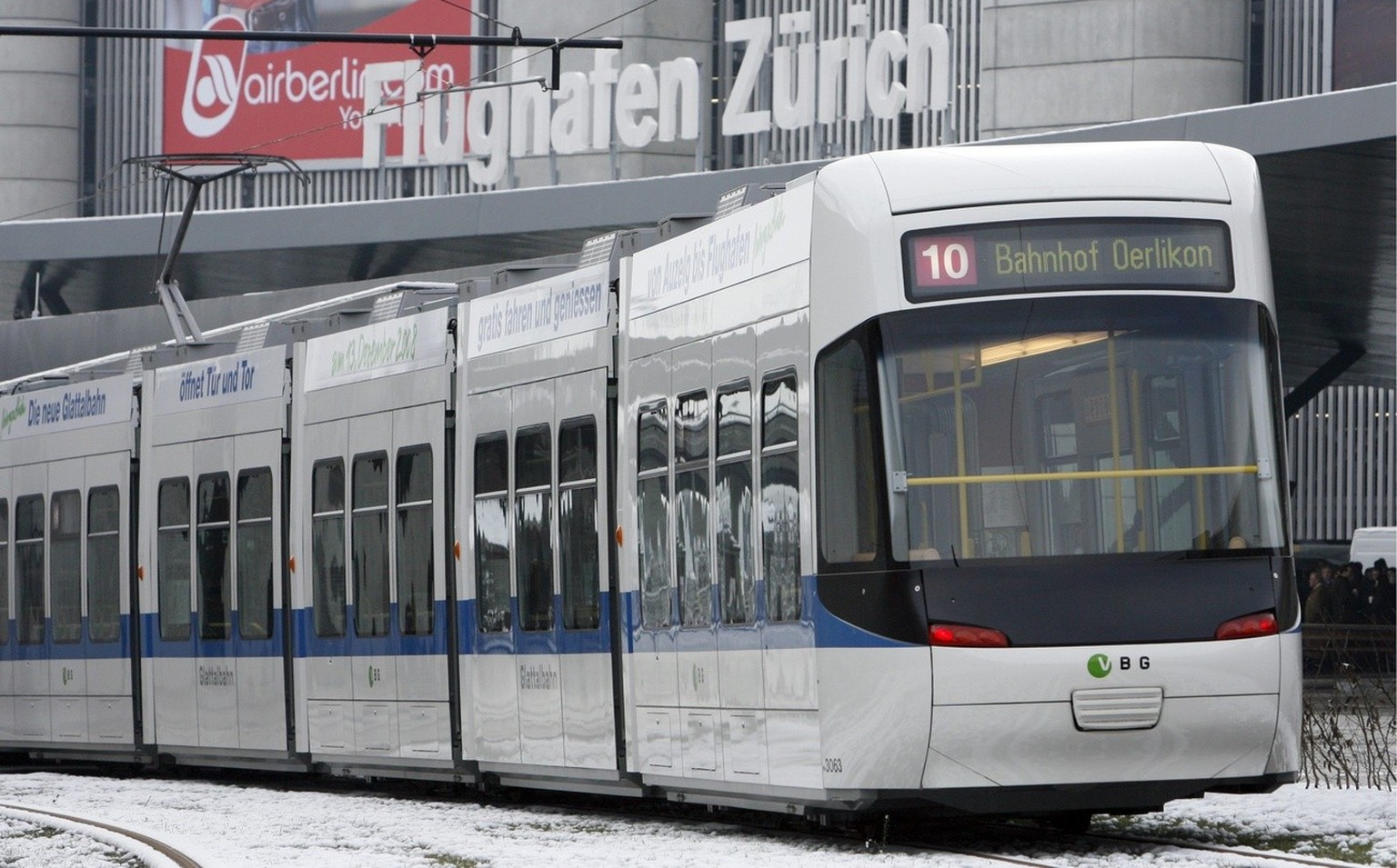 Das erste Tram faehrt ein am Flughafen in Kloten anlaesslich der Eroeffnungsfeier der Glattalbahn am Freitag, 12. Dezember 2008. Die zweite Etappe mit Tiefbauten und bahntechnischen Anlagen ist gebaut ...