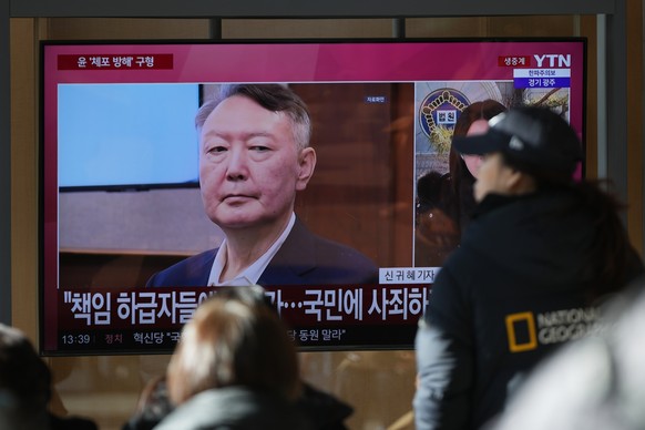 A TV screen shows a file footage of South Korea's ousted President Yoon Suk Yeol during a news program at the Seoul Railway Station in Seoul, South Korea, Friday, Dec. 26, 2025. (AP Photo/Lee Jin ...