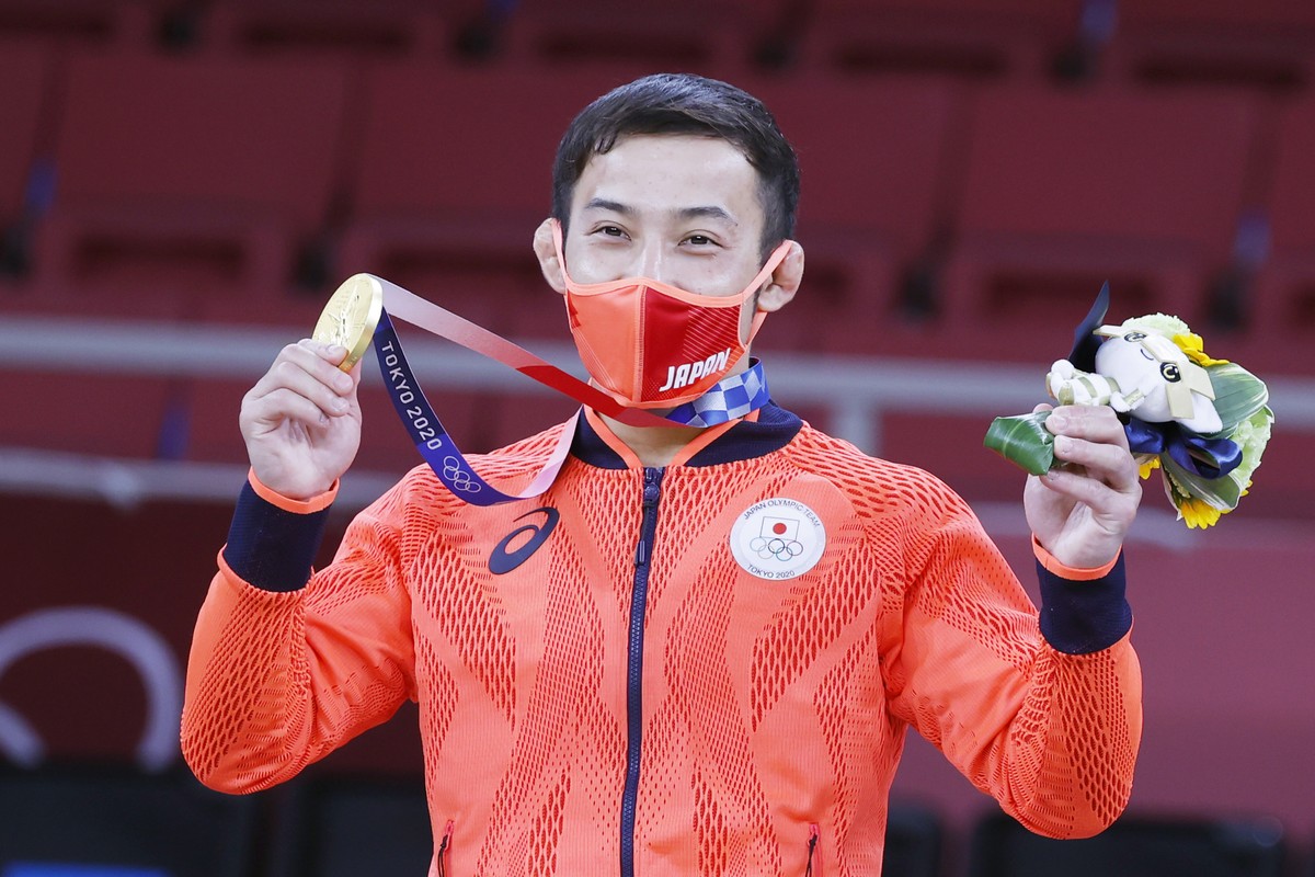 epa09361826 Gold medalist Naohisa Takato of Japan celebrates during the medal ceremony of the Men's -60 kg category at Judo competitions of the Tokyo 2020 Olympic Games at the Nippon Budokan aren ...