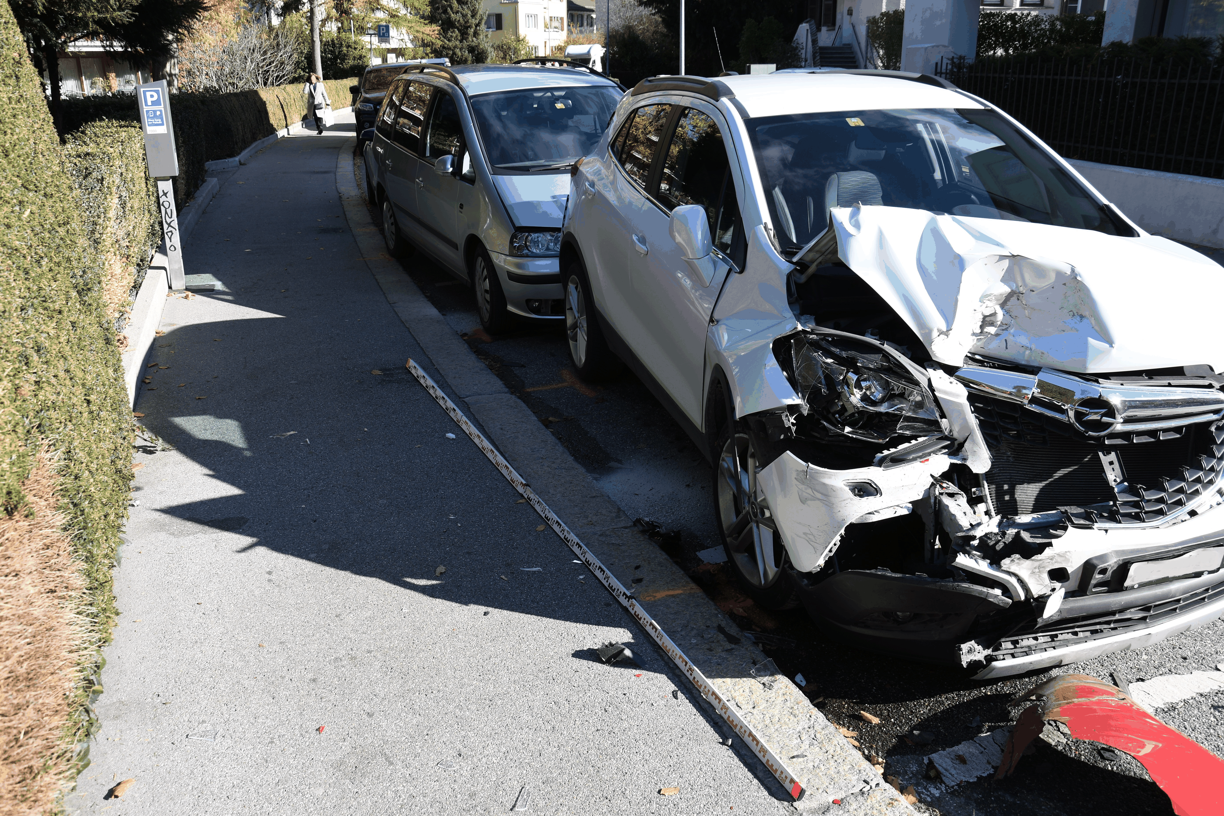 Unglücklicher kann das Einparkieren nicht ablaufen: Ein 82-jähriger Mann hat am Montag in Chur beim Versuch, seitlich auf einen freien Parkplatz zu fahren, vier weitere Autos beschädigt - teilweise er ...