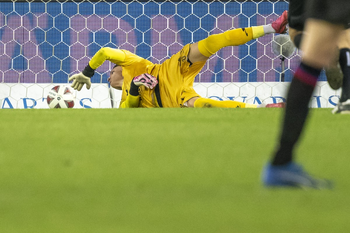 Winterthurs Torhueter Marvin Keller kann eine Rueckgabe erst hinter der Torlinie abwehren und muss das Tor zum 1:1 zulassen im Fussball Meisterschaftsspiel der Regular Season der Super League zwischen ...