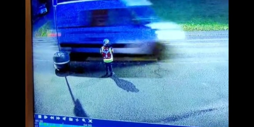 Knapp eine Minute muss der Junge warten – und kein Auto lässt ihn durch.