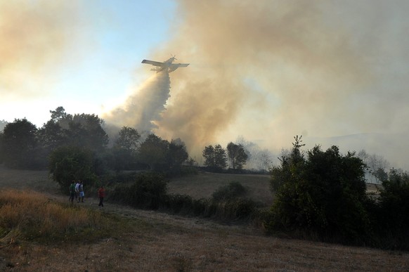 Auch in der Ortschaft Mangualde warfen Flugzeuge Wasser ab.