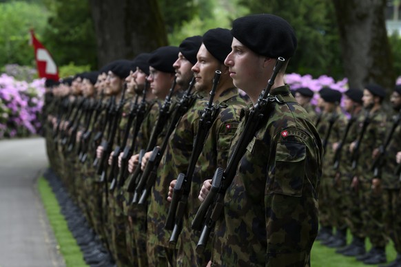 Soldaten der Ehrengarde der Schweizer Armee, kurz vor dem offiziellen Besuch von Uhuru Kenyatta, Praesident der Republik Kenia, in Lohn, Kehrsatz, am Freitag, 20. Mai 2022. (KEYSTONE/Anthony Anex)