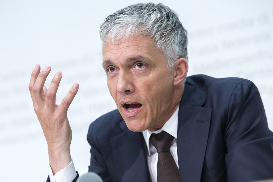 Bundesanwalt Michael Lauber aeussert sich zum Fall FIFA und zu seiner Wiederwahl, am Mittwoch, 17. Juni 2015, in Bern. (KEYSTONE/Marcel Bieri)

Switzerlands attorney general Michael Lauber speaks d ...