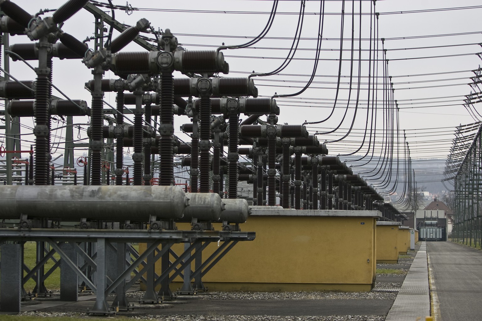 ARCHIV - ZUR WARNUNG DER STROMNETZ-BETREIBERIN SWISSGRID VOR ENERGIE-ENGPAESSEN IM WINTER STELLEN WIR IHNEN FOLGENDES BILDMATERIAL ZUR VERFUEGUNG - Insulators within an electrical substation of Swiss  ...