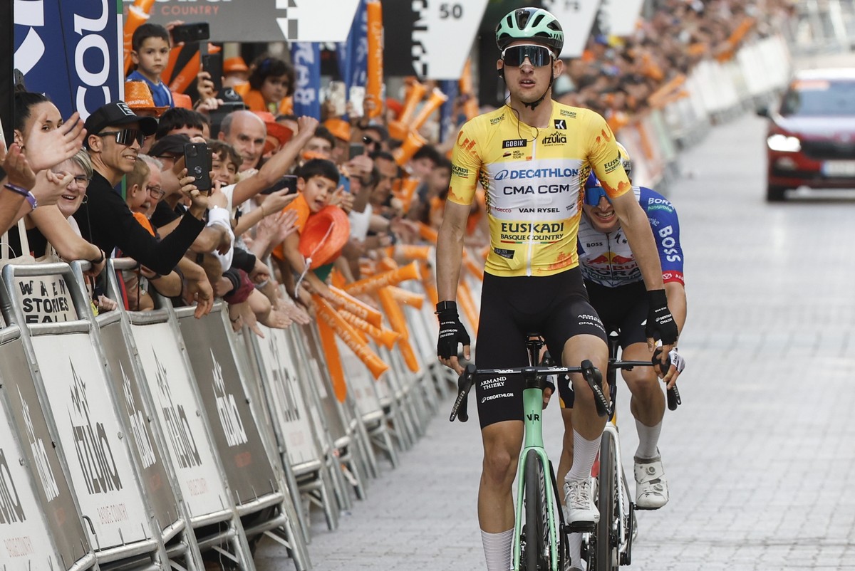 epa12880988 French rider Paul Seixas (L) from Decathlon CMA CGM Team wins ahead of German rider Florian Lipowitz of Red Bull - BORA - hansgrohe team the fifth stage of the Basque Country cycling tour, ...
