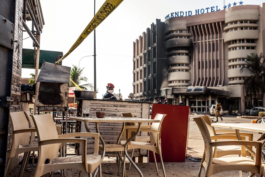 Bewaffnete stürmten am Freitagabend ein bei westlichen Ausländern beliebtes Hotel sowie ein Restaurant in Ouagadougou und töteten dabei mindestens 20 Menschen.