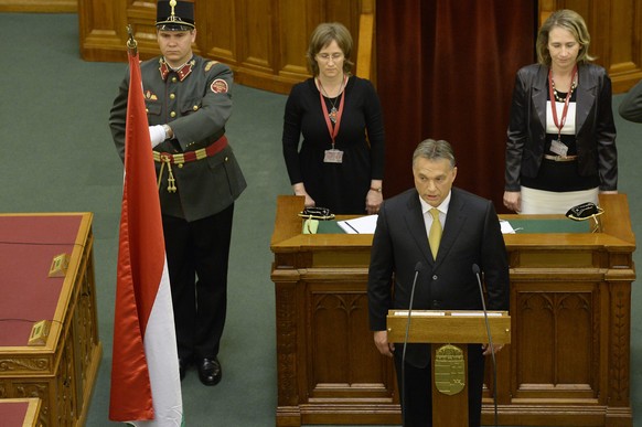 Viktor Orban vor dem Parlament.
