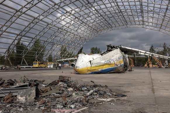 epa10149710 The cargo aircraft Antonov An-225 Mriya &#039;Dream&#039; that was destroyed during the Russian attacks, at the Hostomel Airfield, northwest of the capital city of Kyiv, Ukraine, 31 August ...