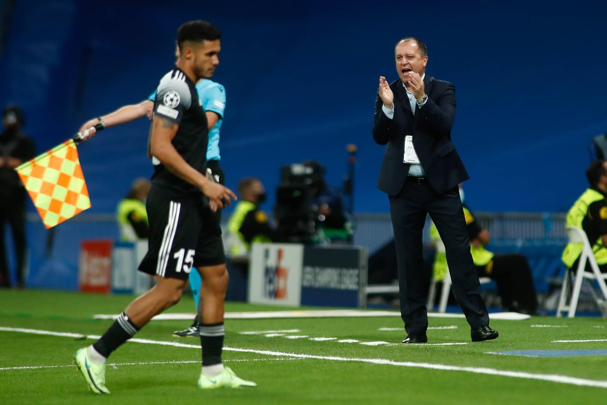 IMAGO / ZUMA Wire

September 28, 2021, MADRID, MADRID, SPAIN: Yuriy Vernydub, coach of Sheriff, gestures during the UEFA Champions League, Group D, football match played between Real Madrid and FC She ...