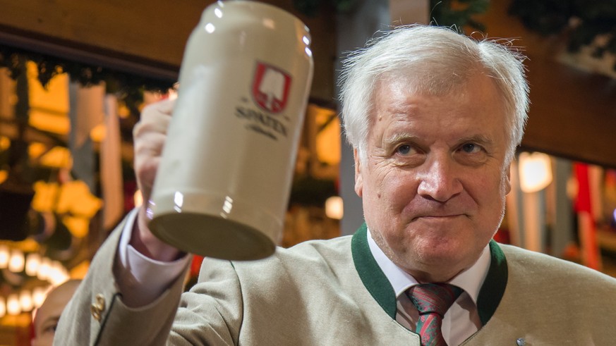 Auftakt zum Oktoberfest am 16.09.2017 in Muenchen (Bayern). Der bayerische Ministerpraesident Horst Seehofer (CSU) trinkt die erste Mass Bier. Das diesjaehrige Oktoberfest dauert bis zum 03.10.2017. ( ...