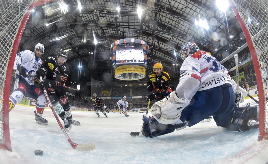 Berns Simon Moser, 2. von links, erzielt das Tor zum 2-2 gegen Zuerichs Goalie Lukas Flueeler im dritten Eishockey Playoff-Halbfinalspiel der National League zwischen dem SC Bern und den ZSC Lions, am ...