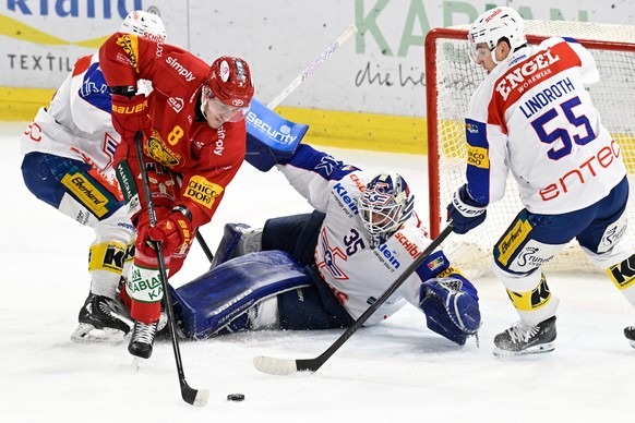 Tigers Saku Maeenalanen, Mitte, im Kampf um den Puck gegen Klotens Brend Wolf, Klotens Goalie Ludovic Waeber, Klotens Max Lindroth, von links, beim Eishockey-Qualifikationsspiel der National League, z ...