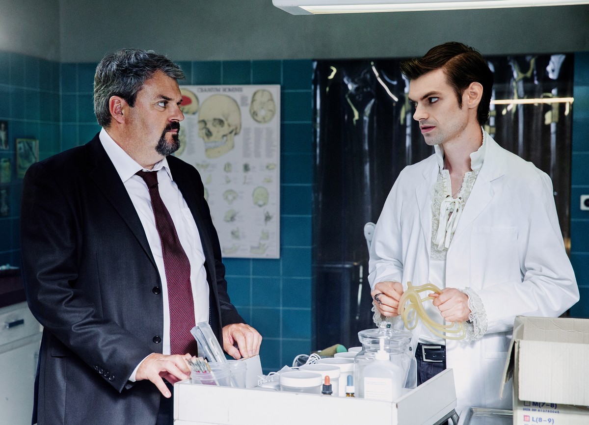 Der Bestatter
SRF Schweizer Serie
Staffel 5
Folge 1: 
Buch: Dominik Bernet
Regie: Tom Gerber
Produktion: snakefilm, 2016

Motiv 5
Dicke Luft im Institut: v.l. Mike Müller als Luc Konrad und Reto Stald ...