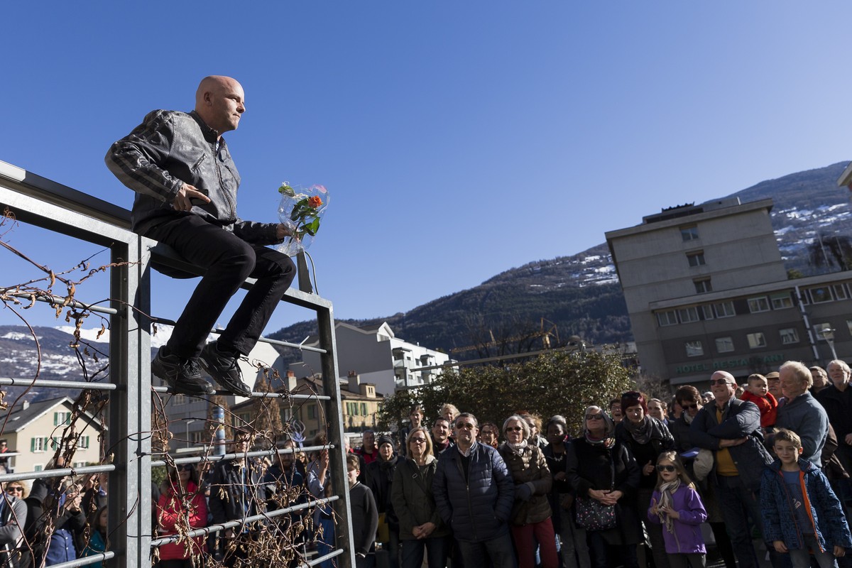 Yannick Delitroz parle lors de la manifestation contre une affiche de la campagne UDC de l'initiative "Le Valais d'abord" en vue des elections cantonales ce samedi, 18 fevrier 2017 ...