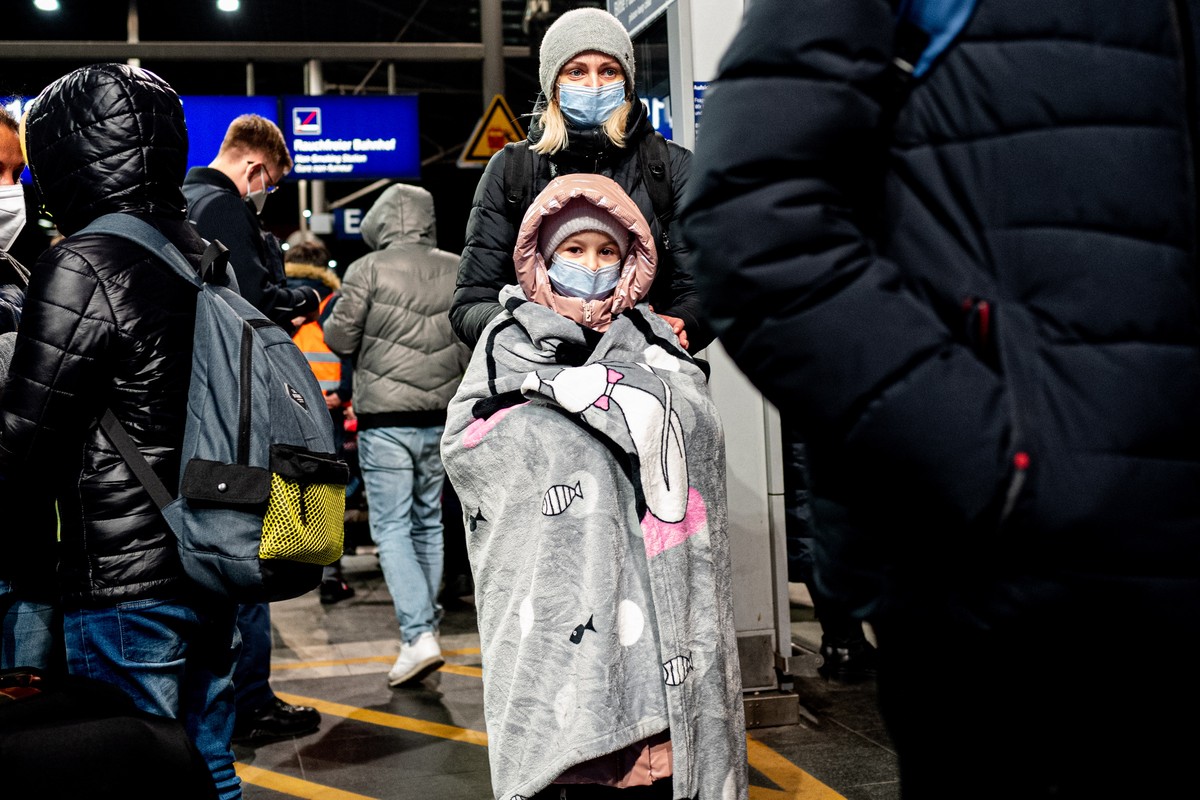 epa09808835 Ukrainian refugees arrive by night train from Poland at Berlin central station Hauptbahnhof in Berlin, Germany, 08 March 2022. Russian troops entered Ukraine on 24 February prompting the c ...