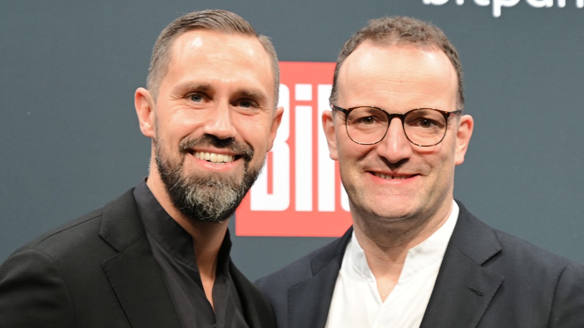 ARCHIV - 15.02.2025, Berlin: Jens Spahn (CDU, r) und sein Mann Daniel Funke stehen auf dem Roten Teppich vor der �Place to B Party� im Borchardt im Rahmen der Berlinale. Die 75. Internationalen Filmfe ...