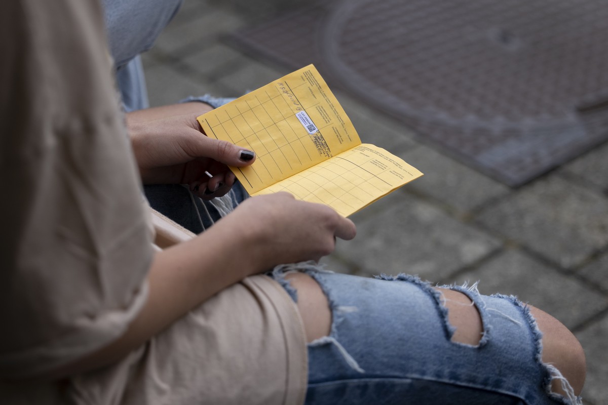 Eine Schuelerin haelt den Impfausweis in der Hand bereit an der Neuen Kantonsschule am Mittwoch, 18. August 2021 in Aarau. Der Kanton Aargau startet mit einem mobilen Impfangebot an den Schulen vor Or ...