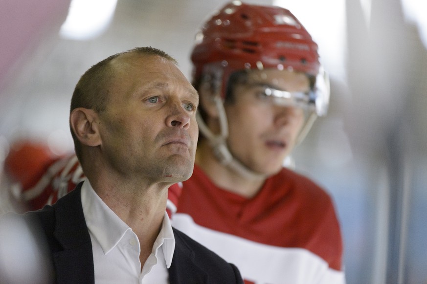 L’entraineur lausannois Dan Ratushny, lors d&#039;un match amical entre Lausanne Hockey Club (LHC) et HC La Chaux-de-Fonds (HCC), ce samedi 6 aout 2016, a la patinoire de Villars-sur-Ollon. (KEYSTONE/ ...