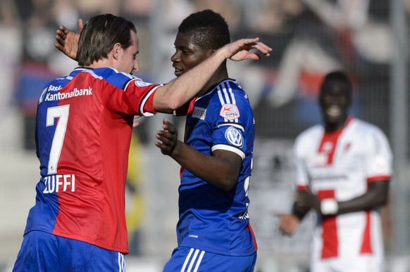 Le joueur balois Breel Embolo, centre, celebre sont but avec le joueur balois Luca Zuffi, gauche, lors de la rencontre de football de Super League entre le FC Sion et le FC Bale 1893, ce samedi 18 avr ...