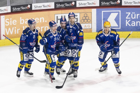 Die Spieler von Kloten jubeln im Eishockeyspiel der National League zwischen dem EHC Kloten und dem HC Lugano am Freitag, 4. November 2022, in der Stimo Arena Arena in Kloten. (KEYSTONE/Ennio Leanza)