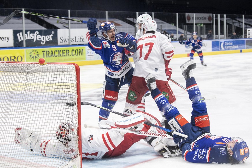 Zuerichs Garrett Roe, links und Sven Andrighetto, rechts, spielen um den Puck mit Lausannes Torhueter Tobias Stephan, Mitte, im zweiten Eishockey Playoff-Viertelfinalspiel der National League zwischen ...