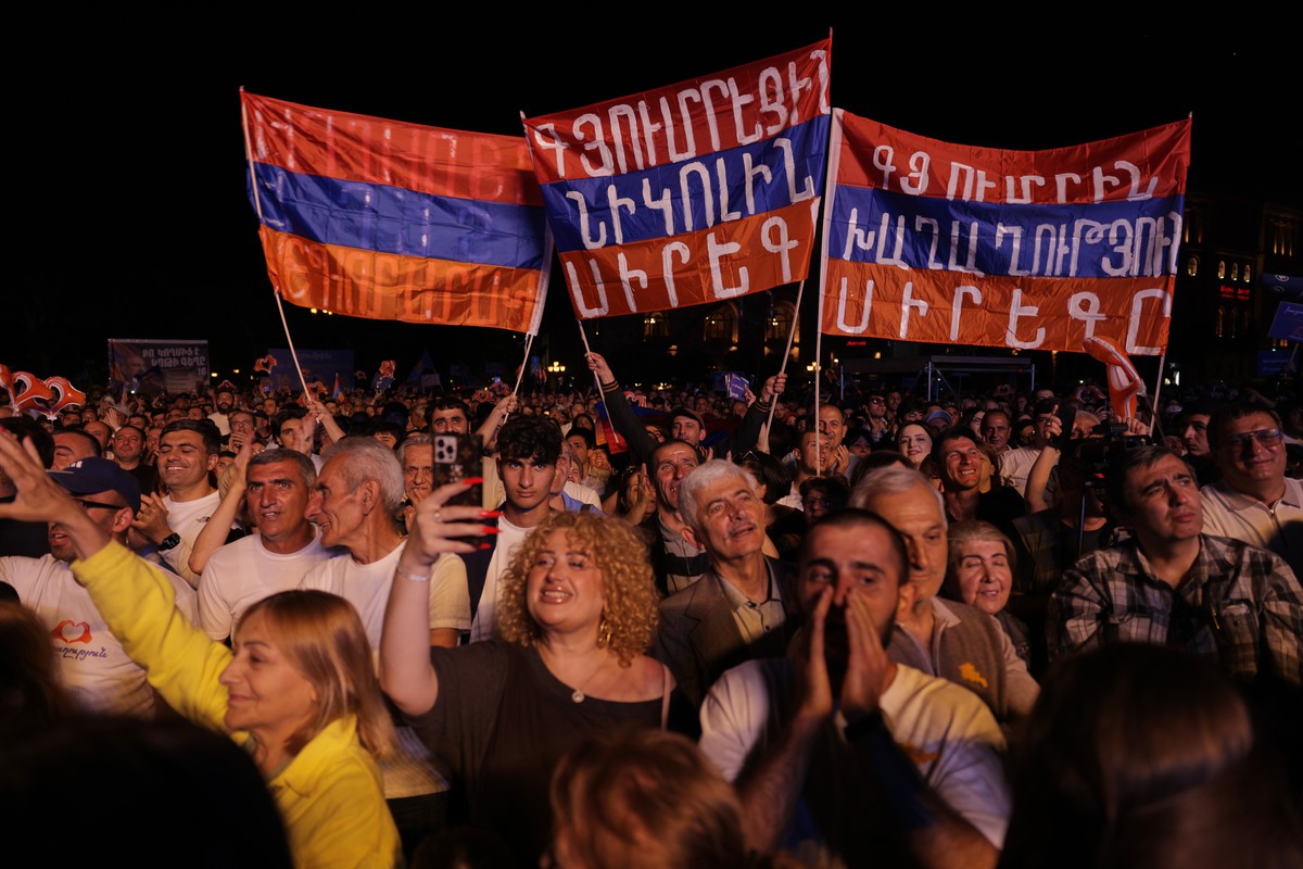 Supporters of Armenia's ruling Civil Contract party led by Prime Minister Nikol Pashinyan gather in Republic Square in Yerevan, Armenia, Friday, June 5, 2026, for the party's final campaign  ...