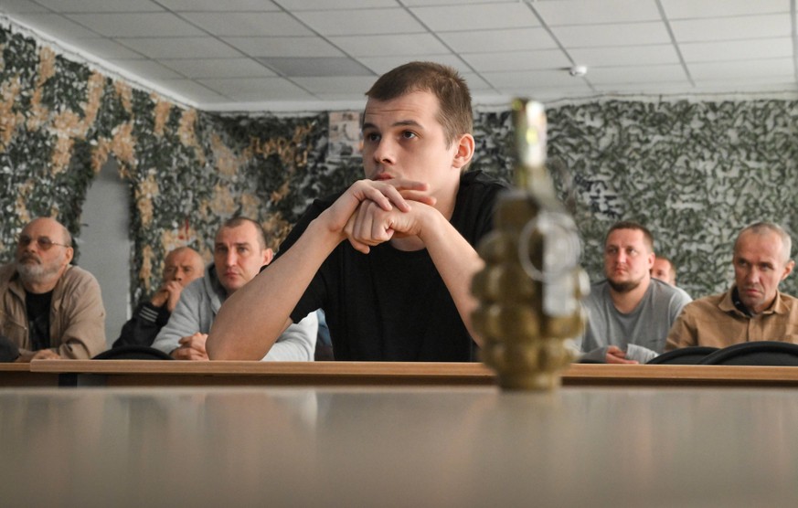 Russia Defence Contract Service Recruitment 9224346 19.08.2026 Men who signed military service contracts with Russia s Defence Ministry attend a theoretical training session at a recruitment centre in ...