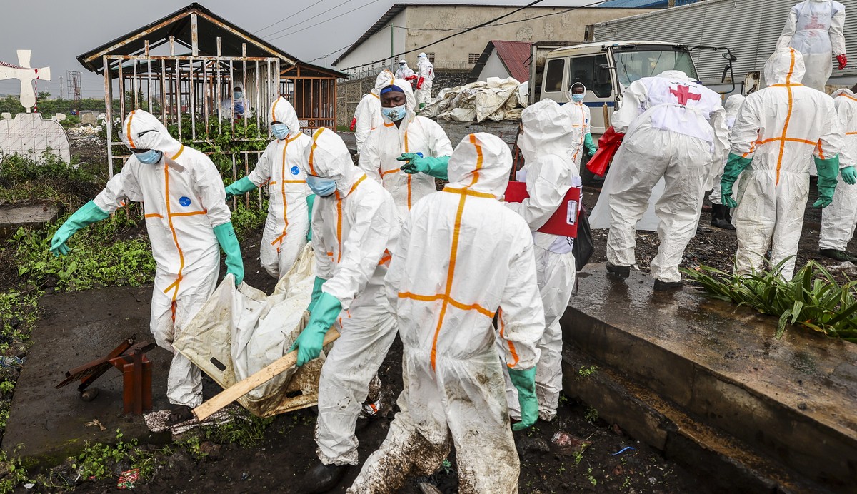 epa11874913 Members of the Congolese Red Cross and volunteers bury victims of the recent conflict in a cemetery in Goma, Democratic Republic of the Congo, 04 February 2025. Over 900 people were killed ...