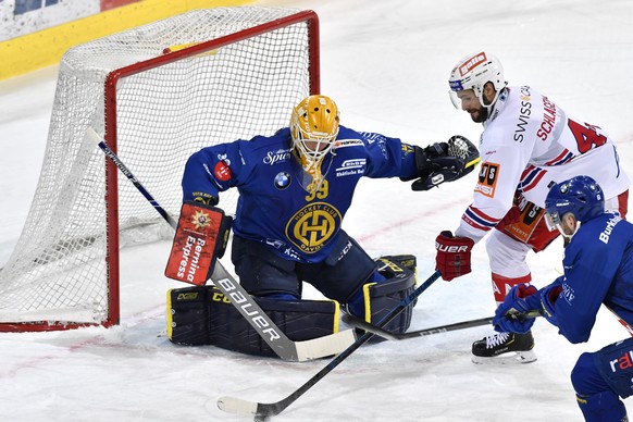 Der Rapperwiler Roman Schlagenhauf prueft den Davoser Torhueter Anders Lindbaeck, beim Eishockey Meisterschaftsspiel in der Qualifikation der National League zwischen dem HC Davos und den HC Rapperswi ...