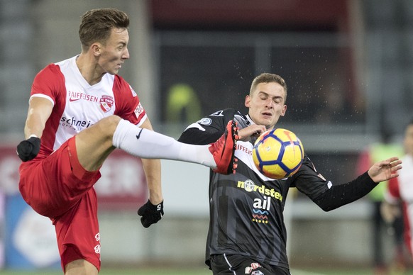 Thuns Nicolas Buergy, links, im Duell mit Luganos Mattia Bottani im Fussball Meisterschaftsspiel der Super League zwischen dem FC Thun und dem FC Lugano, am Samstag, 16. Dezember 2017, in der Stockhor ...