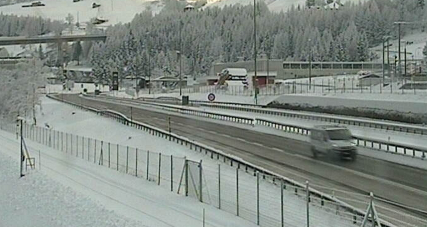 Am Gotthard-Südportal rollt der Verkehr am Montagmorgen trotz Wintereinbruch reibungslos.&nbsp;