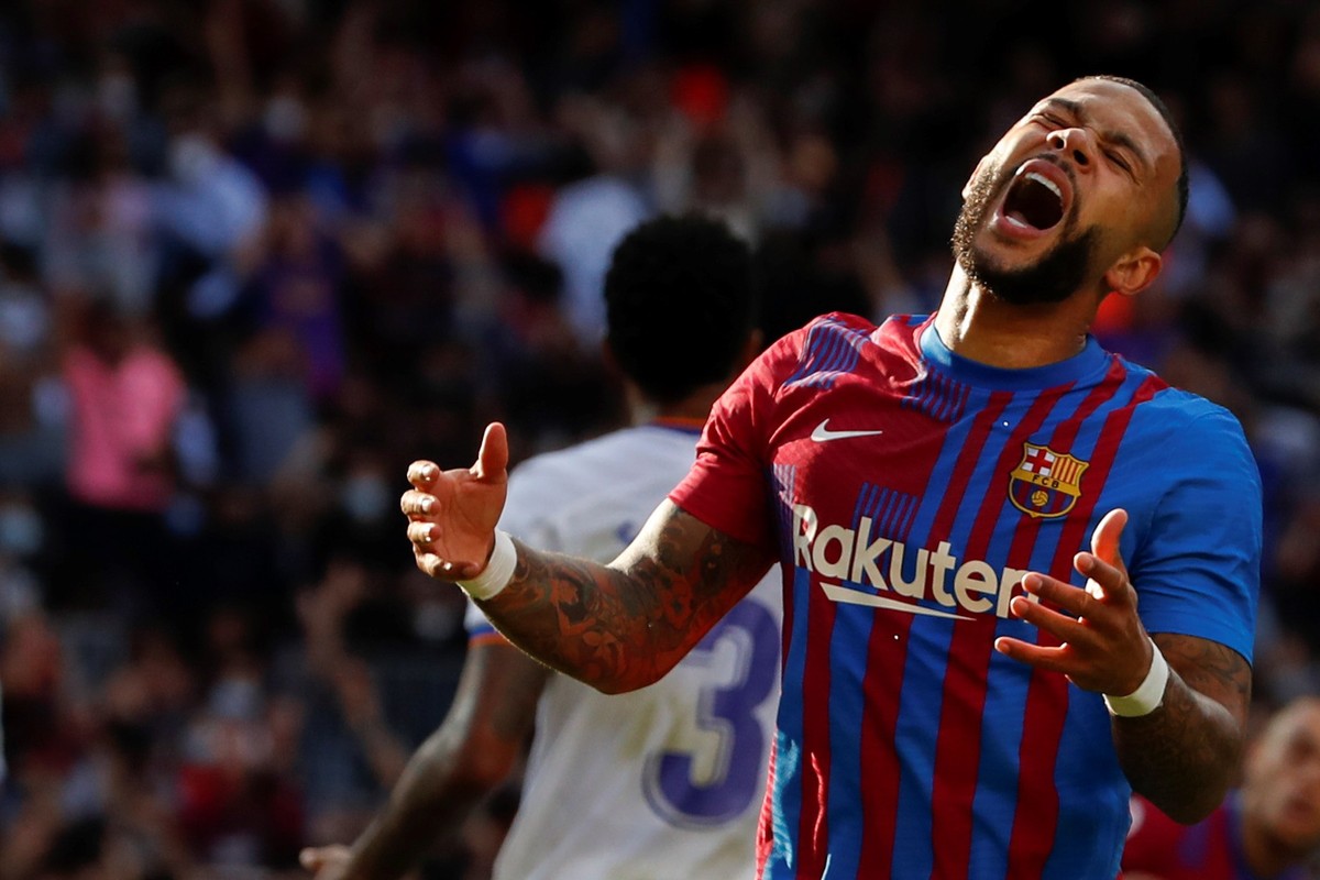 epaselect epa09543582 FC Barcelona's striker Memphis Depay reacts during the Spanish LaLiga soccer match between FC Barcelona and Real Madrid at Camp Nou stadium in Barcelona, Catalonia, Spain, 2 ...
