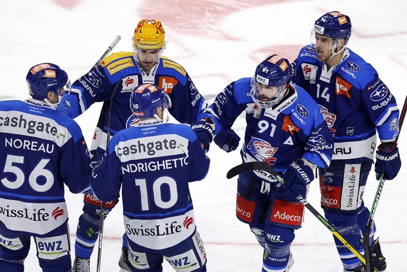 Zuerichs Denis Hollenstein, 2. rechts, jubelt mit Team Kollegen nach seinem Treffer zum 5:0 im Eishockeyspiel der National League zwischen den ZSC Lions und dem Lausanne HC, im Zuercher Hallenstadion, ...