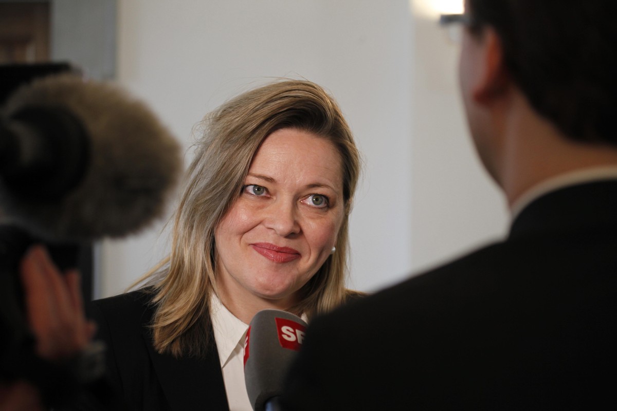 ARCHIVBILD - ZUR CVP-BUNDESRATSKANDIDATIN HEIDI Z'GRAGGEN STELLEN WIR IHNEN FOLGENDES BILDMATERIAL ZUR VERFUEGUNG - Geduldig beantwortet Staenderatskandidatin Heidi Z'Graggen, CVP, die Frage ...