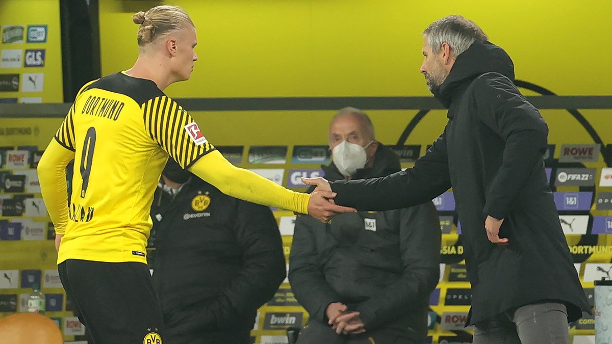 epa09644169 Dortmund's Erling Haaland and Dortmund's head coach Marco Rose react during the German Bundesliga soccer match between Borussia Dortmund and SpVgg Greuther Fuerth in Dortmund, Ge ...