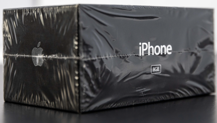 Noch in Folie verpackt und zum Schutz in einen Schlafanzug eingewickelt, lagerte die Eigentümerin das Apple-Handy über 15 Jahre in ihrem Schrank.
