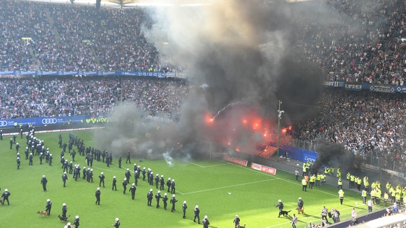 epa06730749 HSV supporters light flares during the German Bundesliga soccer match between Hamburger SV and Borussia Moenchengladbach in Hamburg, Germany, 12 May 2018. EPA/DAVID HECKER (EMBARGO CONDITI ...