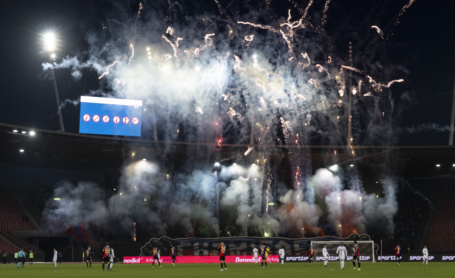 Basler Fans zuenden Feuerwerk, im Fussball Meisterschaftsspiel der Super League zwischen dem FC Zuerich und dem FC Basel 1893 im Letzigrund, am Sonntag, 21. Januar 2024 in Zuerich. (KEYSTONE/Ennio Lea ...