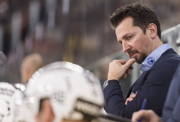 Der Berner Assistenztrainer Lars Leuenberger scheint ratlos beim Eishockey Meisterschaftsspiel der National League zwischen dem EHC Biel und dem SC Bern, am Samstag, 15. Februar 2020 in der Tissot Are ...