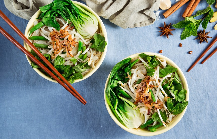 vegetarische pho nudel suppe vietnamesisch essen food https://www.vegetariantimes.com/recipes/vegetarian-pho