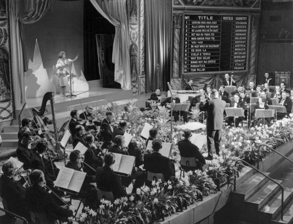 Der Eurovision Contest Grand Prix vom 29. Maerz 1960 gewinnt Frankreich mit dem Song "Tom Pillibi", gesungen von jacqueline Boyer. Hier im Bild Nora Brockestedt aus Norwegen, die ihren Song  ...