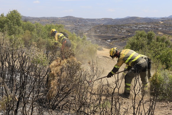 epa13120250 Firefighters carry out extinguish work in the wildfire originated in Ores, Zaragoza, northern Spain, 19 July 2026. The forest fire has affected some 15,000 hectares in the Cinco Villas reg ...