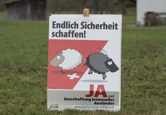 Ein Plakat der SVP zur Durchsetzungsinitiative steht in einem Feld, am Sonntag, 7. Februar 2016, in Wimmis. Das Schweizer Stimmvolk hat am 28. Februar 2016 ueber vier eidgenoessische Vorlagen abzustim ...