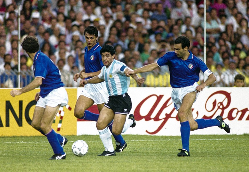 201125 Fotboll, VM, Semifinal, Italien - Argentina: Diego Maradona, Argentina med bollen. Bildbyran - VM90 fotboll vm vm90 vm1990 argentina italien semifinal bbeng *** 201125 Soccer, World Cup, Semifi ...