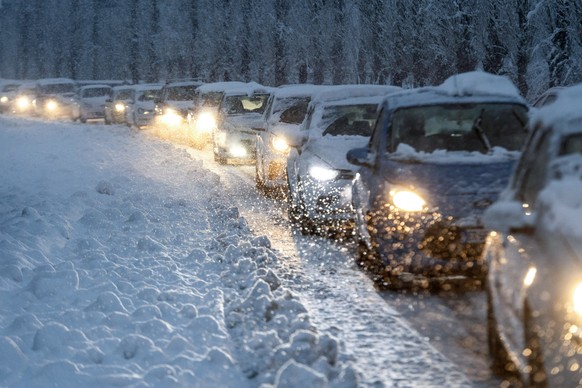 Der Verkehr ist verlangsamt wegen schneebedeckter Strassen, am Freitag, 4. Dezember 2020, in Stabio. Das Tessin ist am Freitagmorgen unter einer Schneedecke aufgewacht. Es galt Gefahrenstufe vier von ...